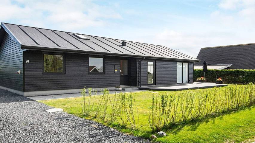 Ferienhaus für 8 Personen, mit Sauna und Terrasse sowie Whirlpool und Garten in Høll