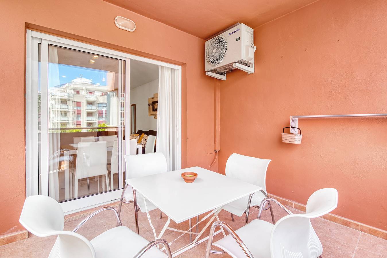 Ganze Wohnung, Ferienwohnung "Castillo-playa" mit Gemeinschaftspool, Privater Terrasse und Wlan in Las Marinas, Dénia