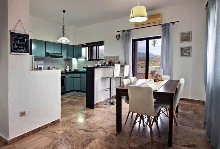 Gîte pour 4 personnes, avec terrasse et vue dans Myrtos