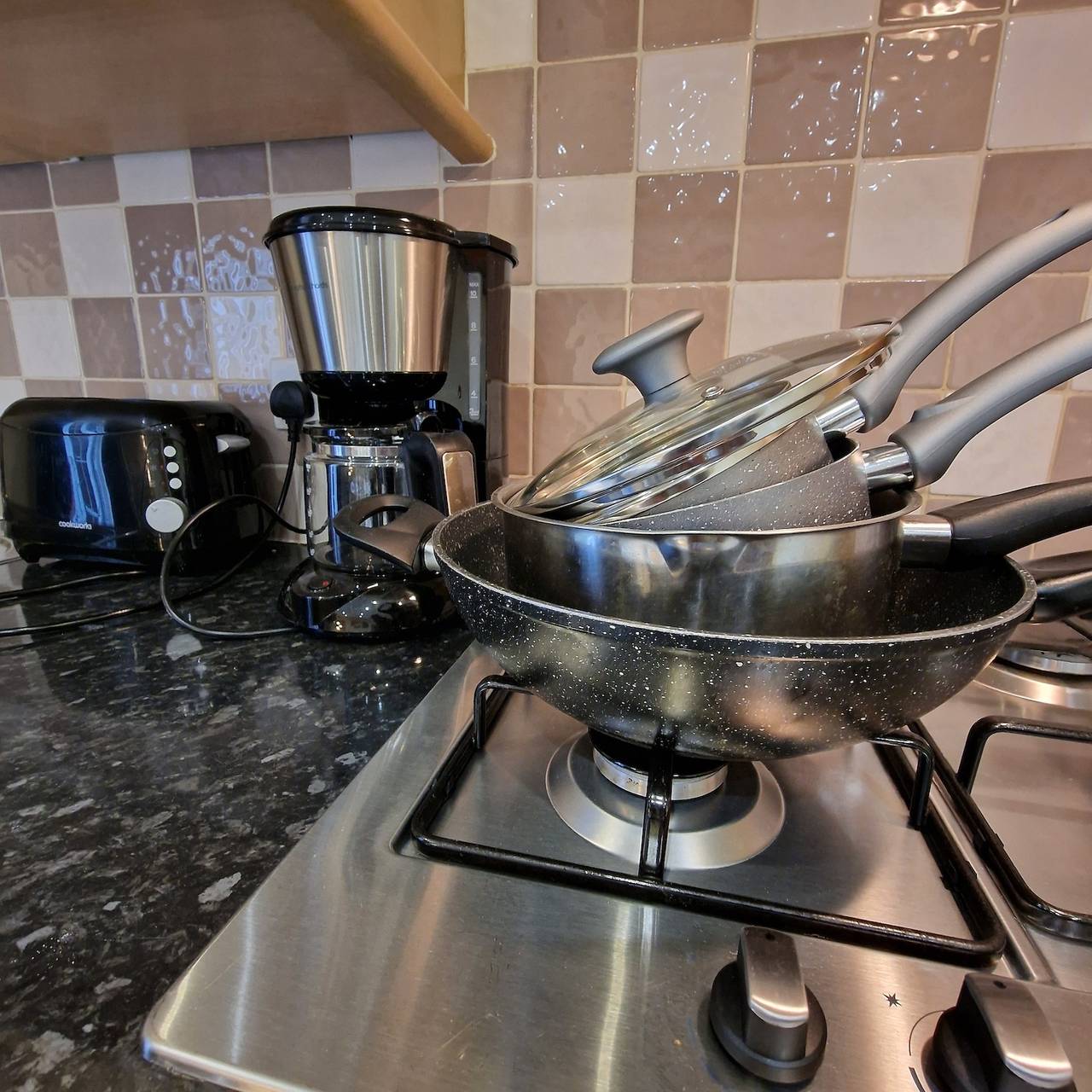 Entire holiday apartment, Apt - Sleeps 5/6 - Parking - Train Station Close in Coventry, Birmingham Area