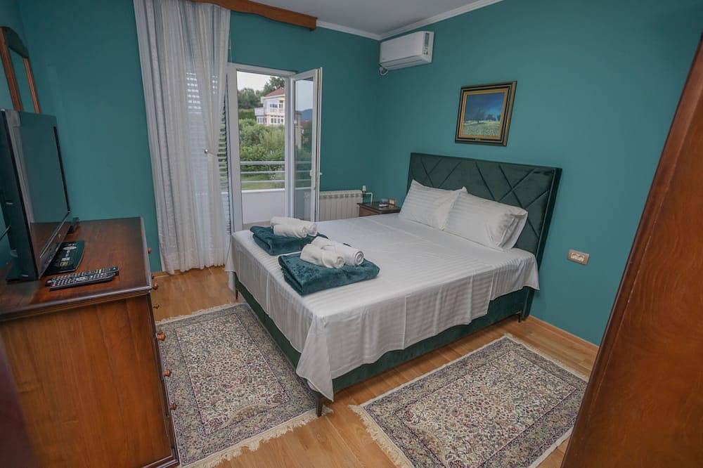Captivating 4Bd Villa with Outdoor Pool and Garden in Podi-Sasovići, Montenegro