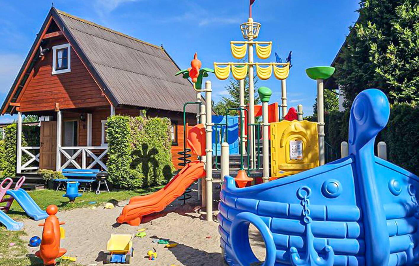Ferienhaus für 6 Personen mit Terrasse in Sarbinowo, Powiat Koszaliński