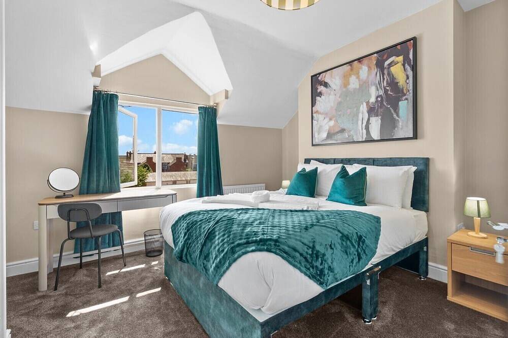 Luxury Home, Sleeps 12, Pool Table, Free Parking in Worcester, Worcestershire