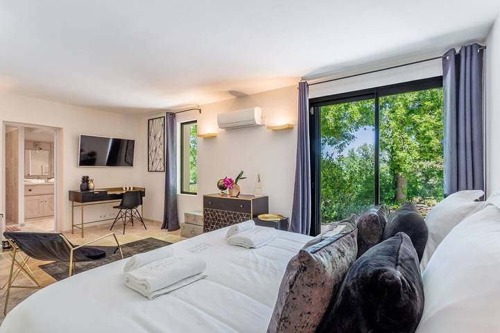 Hervorragende 5 * denkmalgeschützte Villa mit spektakulärer Aussicht in Ménerbes in Ménerbes, Regionaler Naturpark Luberon