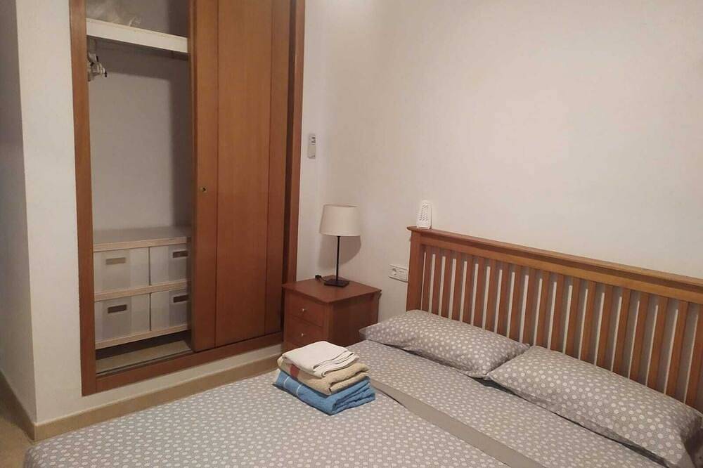 Entire apartment, Apartamento 2 dormitorios y gran patio an orillas del mar. Con piscina y parking in Cartagena, Costa Cálida
