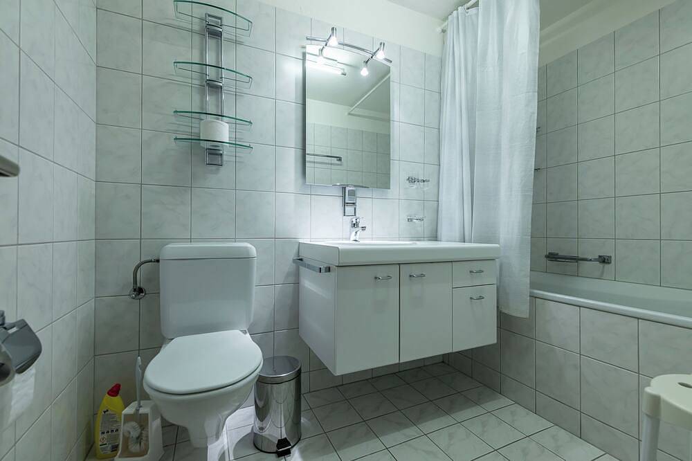 Ganze Wohnung, Putzprinz Gujan Ferienwohnung, Haus Surmir B / 16, (Flims Waldhaus). 2.5-Zimmer in Flims-Dorf, Flims