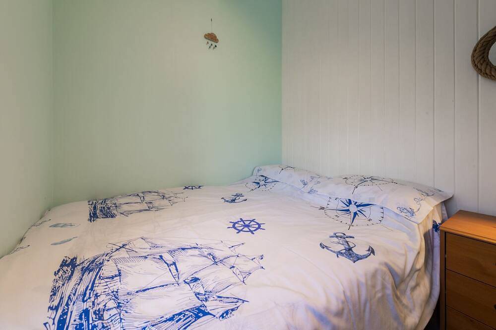 Westhill. Three bedroom holiday chalet. Five minute walk to Hayle beach in Hayle, Cornwall