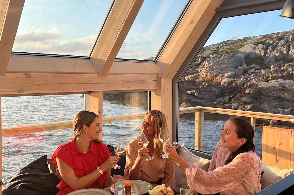 Unforgettable Floating Suite, located in the beautiful Kvenvær archipelago in Hitra