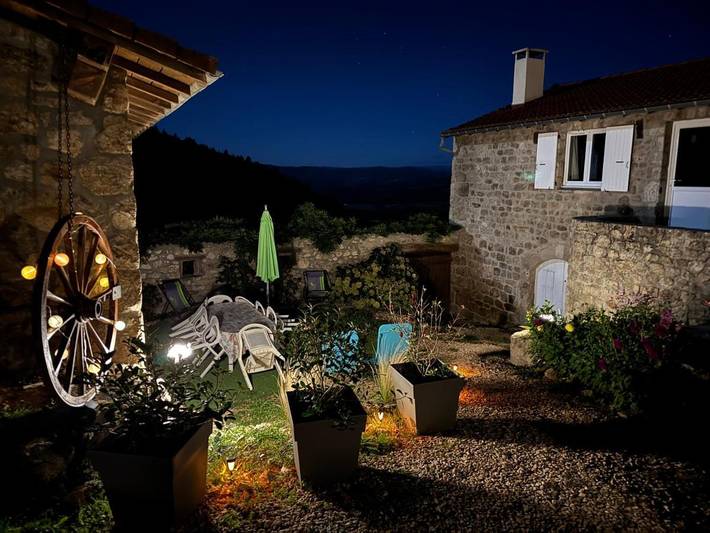 Location de vacances pour 5 personnes, avec vue et jardin, adapté aux familles à Nozières - 2