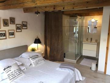 Chambre d’hôte pour 2 personnes, avec jacuzzi ainsi que terrasse et jardin dans Canton de Neuchâtel