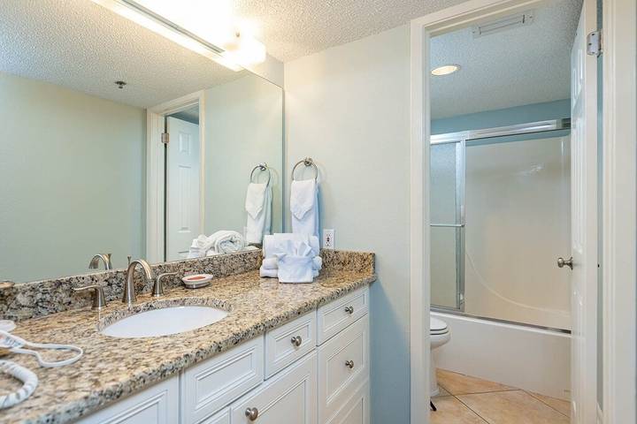 Beach rental for 8 people, with hot tub and pool as well as sauna and balcony by Orange Beach