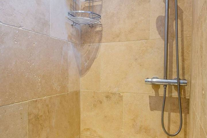 Village house, 98m2, 2 bedrooms, terrace, swimming pool, air-conditioned, private parking in Fontvieille, Region de Arles