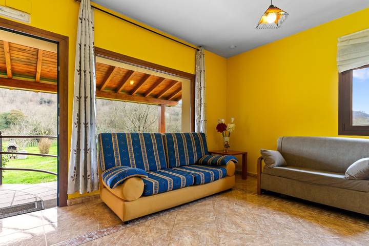 Apartamento entero, Chalet 'Les Cuartes 2' con vistas a la montaña, terraza privada y jardín privado in Cangas de Onís, Costa Verde