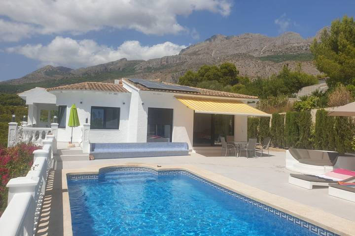 Location de vacances pour 8 personnes, avec jardin ainsi que terrasse et piscine, adapté aux familles dans Altea La Vieja