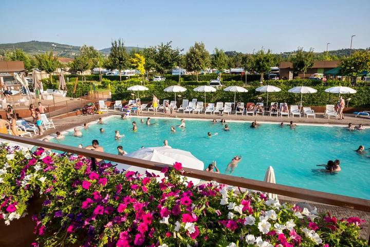 Camping für 2 Personen, mit Balkon und Terrasse sowie Garten und Pool
