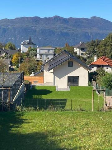 Cottage pour 5 personnes, avec vue ainsi que vue sur le lac et jardin à Mouxy