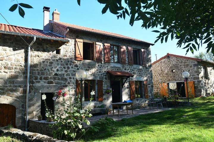 Gîte pour 2 personnes, avec piscine et jardin à Montregard
