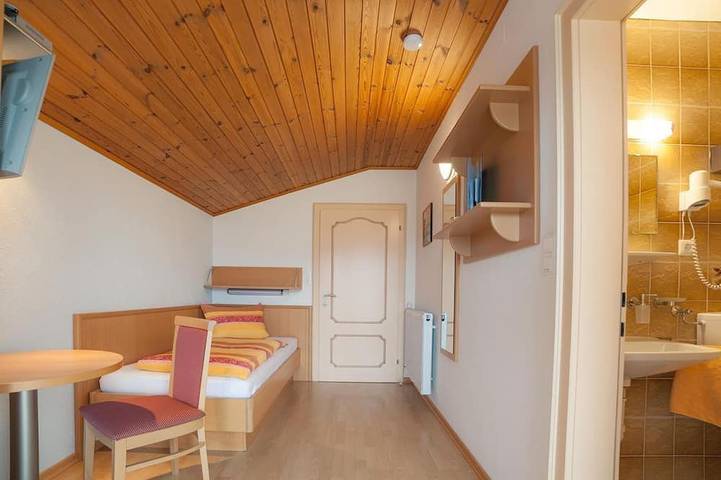 Einzelzimmer mit Du/Wc, Balkon - Pension Christophorus in Millstatt, Bezirk Spittal an der Drau