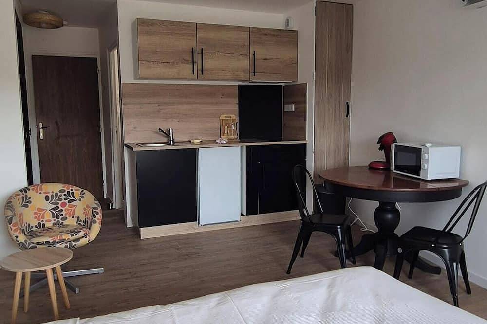 Entire apartment, Aquarius, studio centre ville avec climatisation et balcon in Saint-Céré, Massif Central