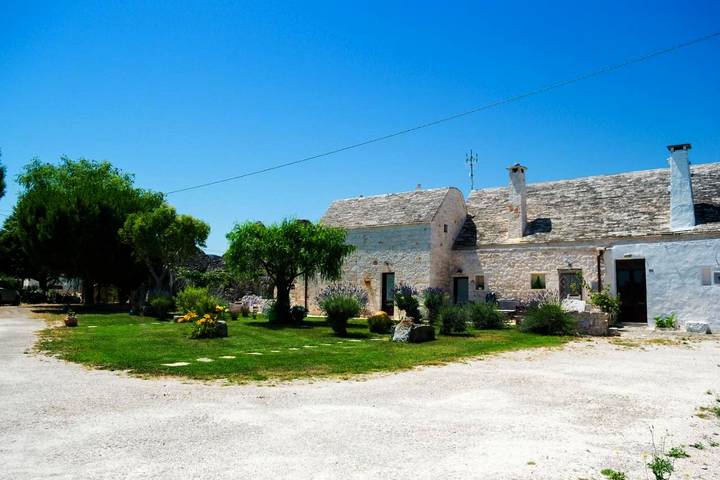 B&b per 2 persone, con piscina per bambini e piscina nonché idromassaggio e giardino, adatto a famiglie con bambini in Locorotondo