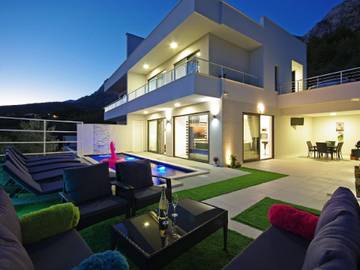 Ferienhaus für 7 Personen, mit Balkon und Pool in Makarska
