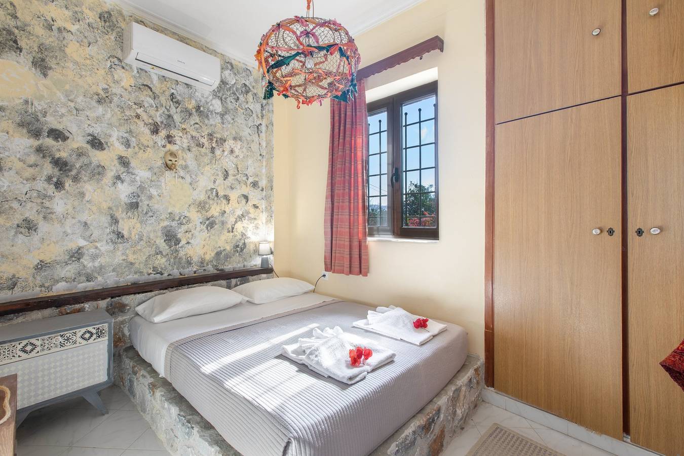 Casa de piedra entre árboles con jardín privado, terraza y Wi-Fi in Region de Chania