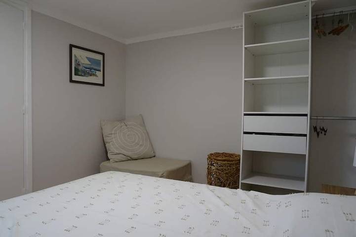 Ganze Wohnung, Charming, detached garden-level vacation rental near the town center in Périgord Blanc