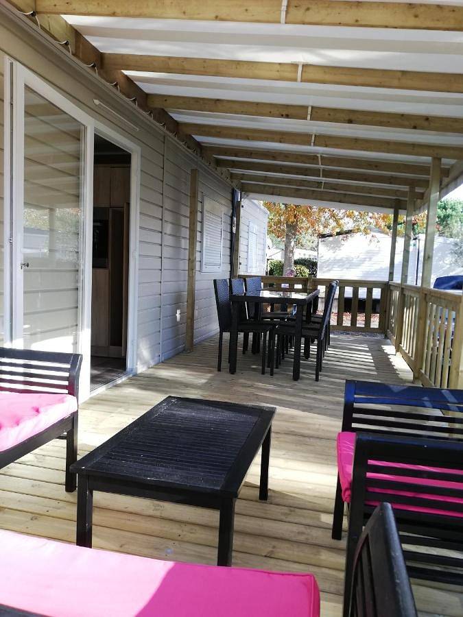 Camping pour 6 personnes, avec jacuzzi ainsi que jardin et piscine