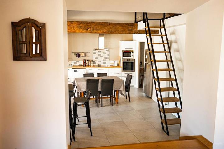 Location de vacances pour 6 personnes, avec Balcon et Terrasse ainsi que Jardin et Vue dans Saint-Jean-de-Vaux