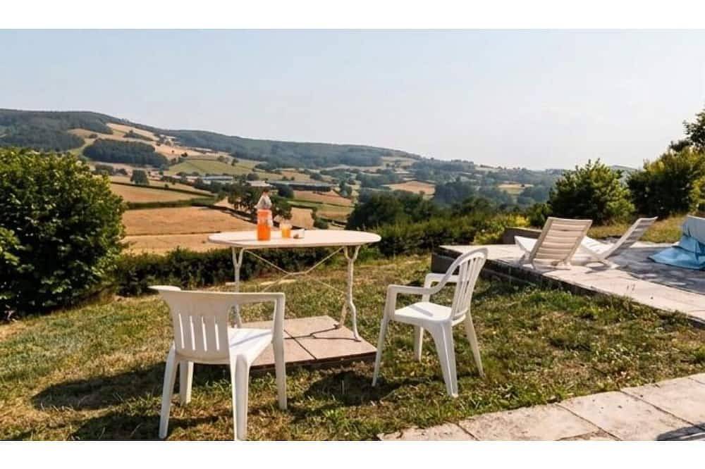 Large house with Panoramic-Morvan view, Lac de Pannecière within walking distance in Montigny-en-Morvan, Naturpark Morvan