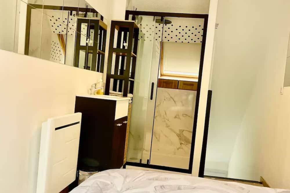 Appartement entier, Aéroport Orly , parking gratuit , duplex indépendant dans maison in Villeneuve-le-Roi, Val-de-Marne