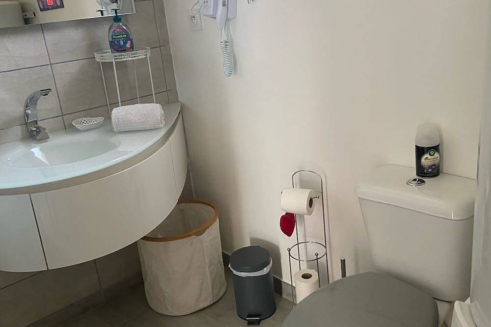 Apartamento entero, 100% self-contained studio at the foot of the Dentelles de Montmirail in Violès, Vaucluse