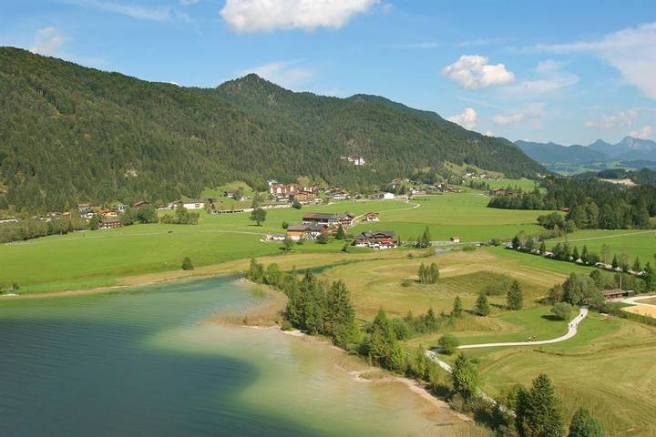 Ferienwohnung für 4 Personen, mit Balkon und Terrasse sowie Garten und Seeblick in Kössen