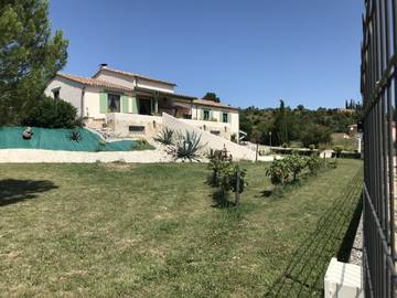 Location de vacances pour 14 personnes, avec jardin ainsi que piscine et balcon à Lagorce