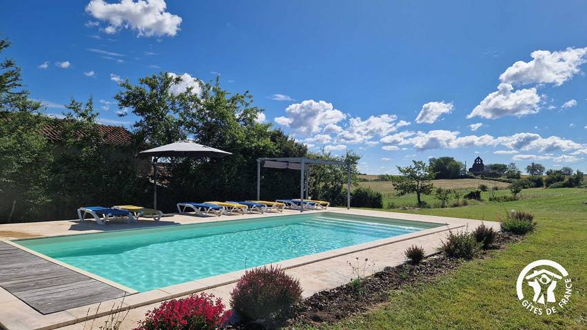 Gîte pour 8 personnes, avec Terrasse ainsi que Jardin et Piscine à Livers-Cazelles