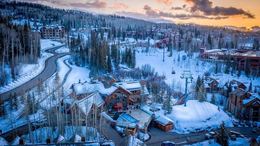 Log cabin for 12 people, with balcony and hot tub as well as pool, with pets in Telluride Ski Resort