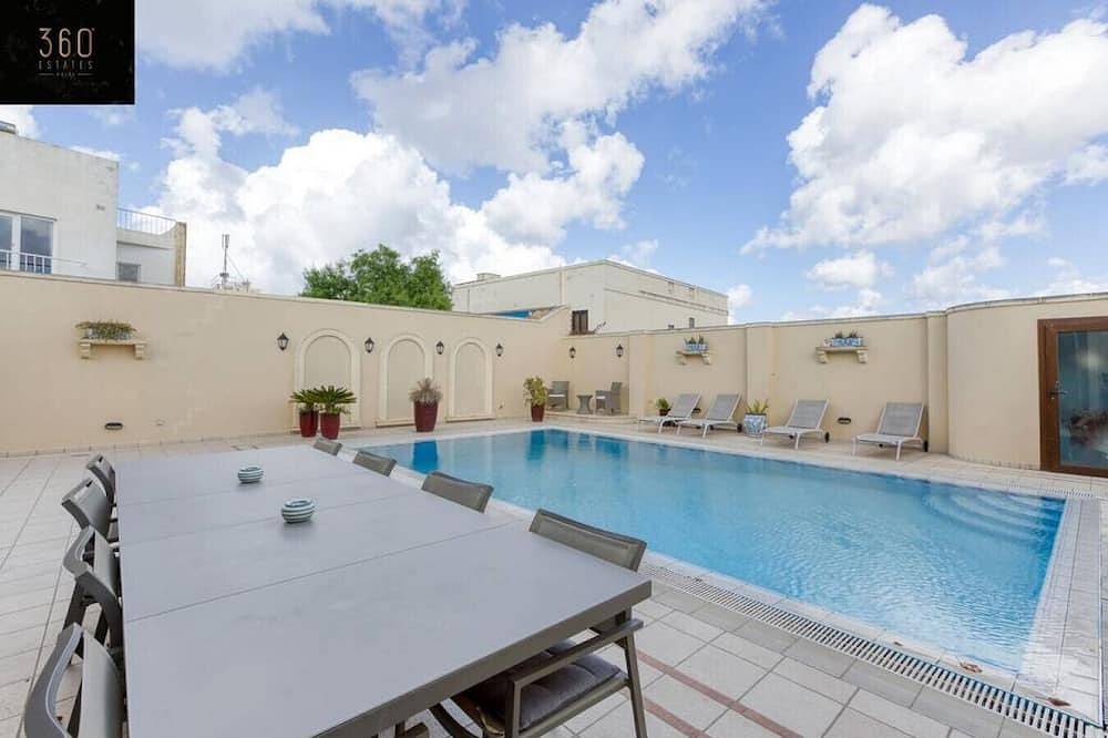 A Lux Villa with amazing Bbq, Pool Area & Wifi in Swieqi, Ilha de Malta