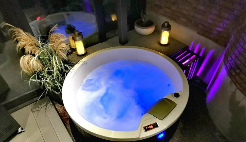 Vakantiewoning voor 3 personen, with Whirlpool and Terras as well as Zwembad in Troisdorf