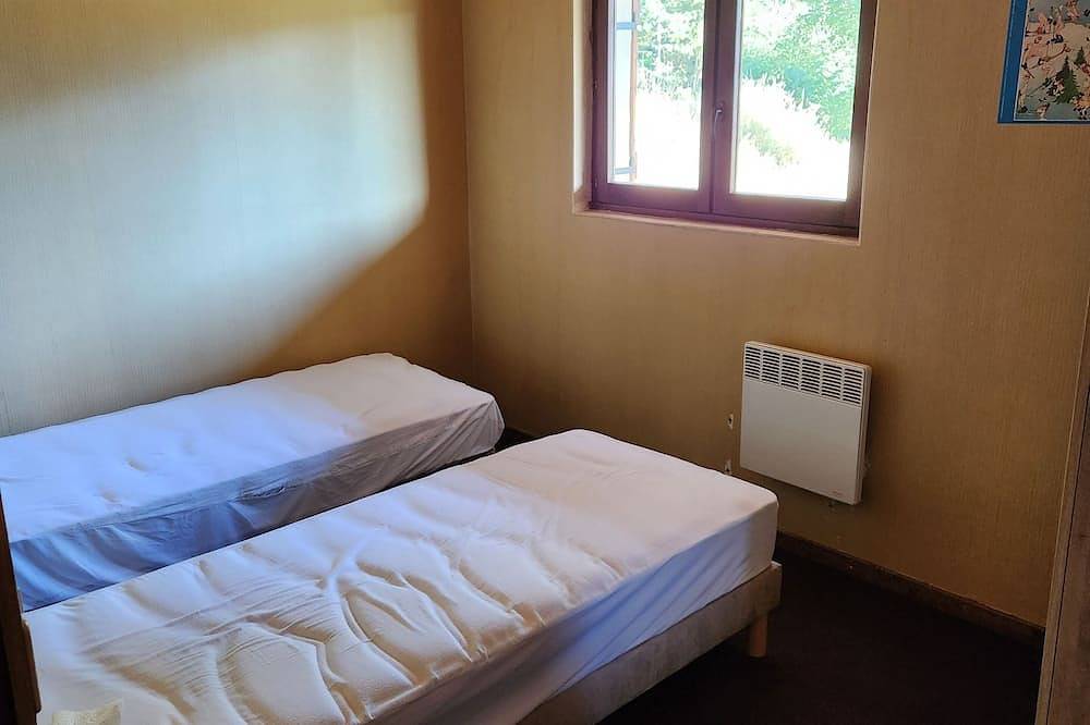 Individual rents large wooden cabin (80m2) with 4 bedrooms and large living room in La Morte, Parc national des Écrins