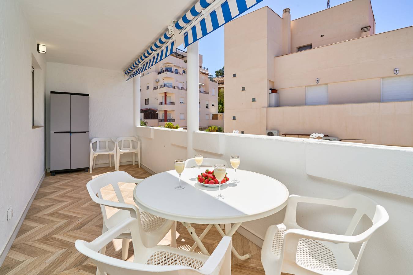 Apartamento inteiro, Apartamento 'Mediterraneo' com vista para o mar, Wi-Fi e ar condicionado in La Herradura, Almuñécar