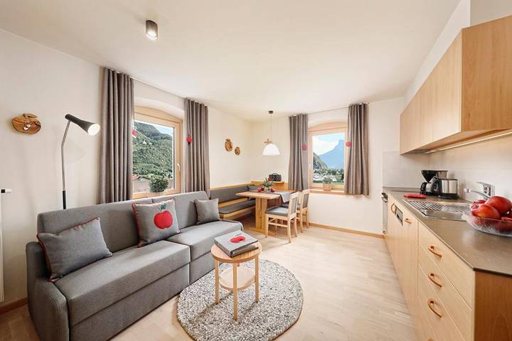 Apartamento inteiro, Apartamento 'Stöckerhof Apfel' com vista para a montanha, piscina partilhada e acesso Wi-Fi in Merano, Alpes de Sarentino