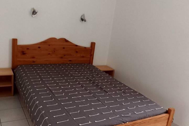 Location de vacances pour 8 personnes, avec terrasse ainsi que jardin et piscine, animaux acceptés à Montréal (Rhône-Alpes) - 2