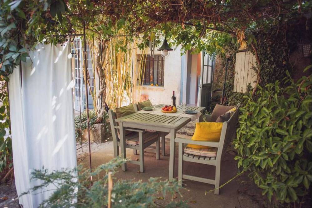 Entire apartment, Courtyard Studio Apartment in Lourmarin village with terrace in Lourmarin, Parc naturel régional du Luberon