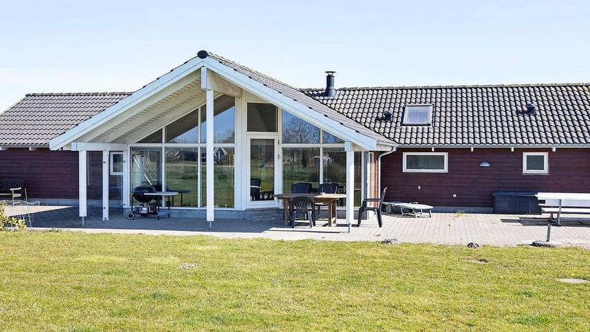 Ferienhaus für 12 Personen, mit Sauna und Whirlpool sowie Terrasse auf Seeland
