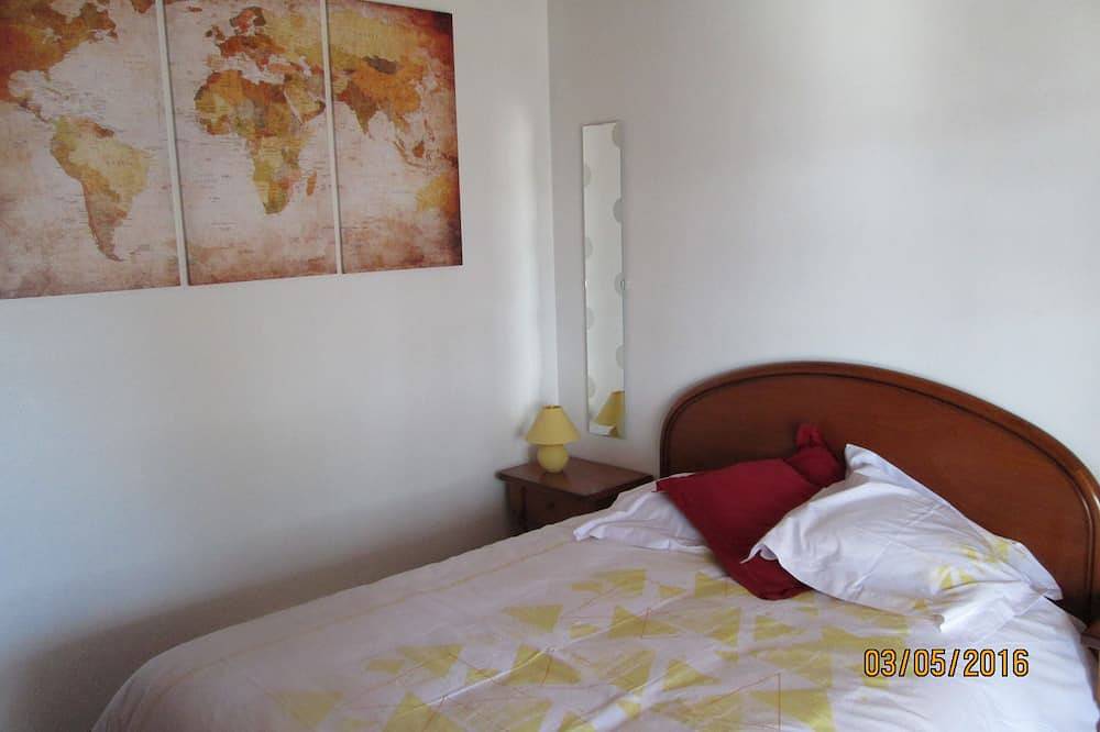 Detached Country House Weekly Rental Plot 2400 M2 Wooded Fenced in Barjac, Alès region