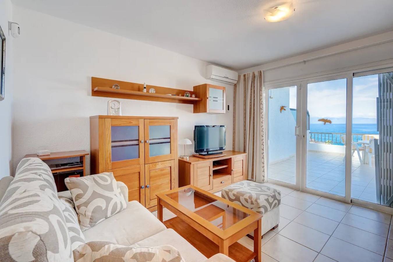 Apartamento entero, Apartamento vacacional "Los Gigantes Sea View" cerca de la playa con piscina compartida y Wi-Fi in Playa de los Guíos, Santiago del Teide