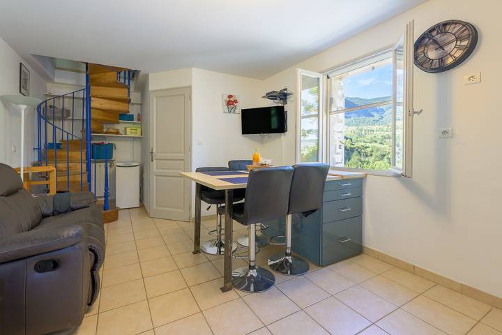 Apartamento inteiro, Apartamento « Le Chèvrefeuille »: Vista montanha, Wi-Fi e ar condicionado in Sahune, Nyons (Região)