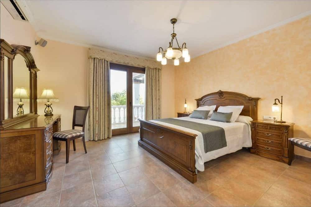 Villa Evie Ibiza - Cinco Habitaciones Villa, Capacidad 12 in Sant Antoni de Portmany, Ibiza Oeste