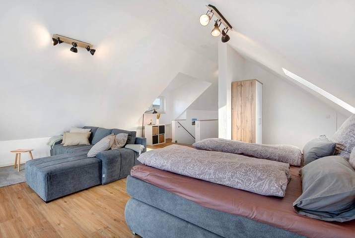Entire apartment, Attic Studio on the Danube Cycle Path with Mountain View, Balcony, and Wi-Fi in Tegernheim, Eastern Bavaria