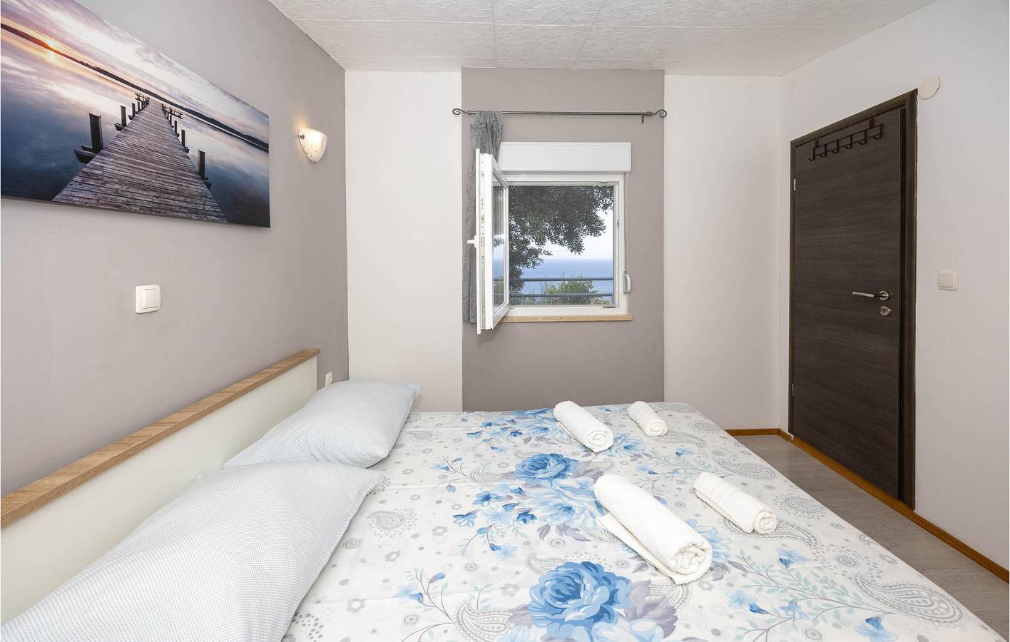 Gemütliche Wohnung mit Terrasse, WLAN und Parkplatz, 1,5 km vom Strand entfernt in Jesenice, Split-Dalmatien